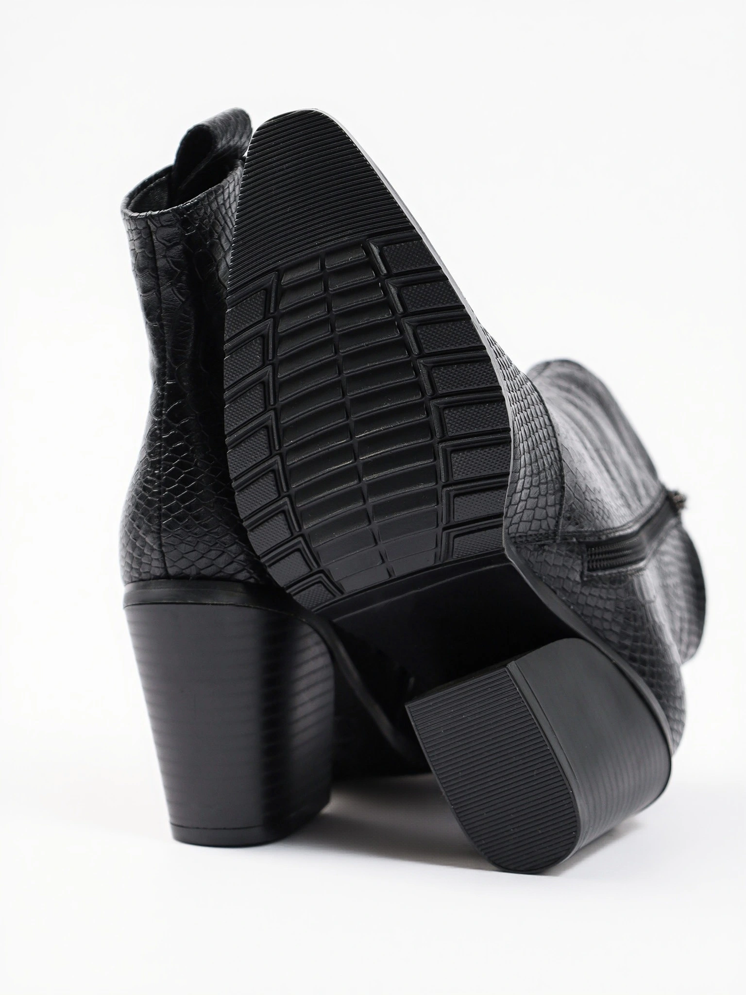 Ботильоны черного цвета из натуральной кожи под рептилию